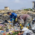 Recicladores buscan entre los escombros algo que les sirva. Ya se acostumbraron a la hediondez del lugar.