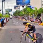 El dinamismo comercial se evidencia en las calles aledañas a la playa El Murciélago, zona donde está ubicada la meta de la competencia.