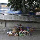 Mauro y Rosa se ubican en los bajos del paso a desnivel de la avenida 25 de Julio. Hasta el jueves 18 ofrecían sus productos sobre gavetas.
