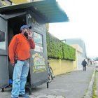 José Briones está armado con un pito para ahuyentar a los delincuentes. En bicicleta va de ‘cacería’.