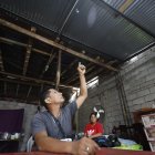 El proyectil impactó en el techo de la casa e hirió a la niña.