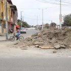 Una obra que inició este año y quedó estancada en la avenida Juan León Mera, que divide a los sectores El Paraíso, Hogar y Techo, Abel Gilbert 2 y Santa Rosa, interrumpe el tránsito vehicular.