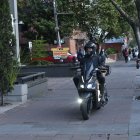 Se trepan en las veredas.