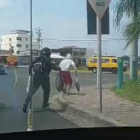 Los antisociales sacaban el pescado del vehículo.