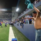 En el duelo ante Independiente del Valle, en la fecha 2 de la segunda etapa de la LigaPro, cientos de hinchas azules invadieron la cancha.