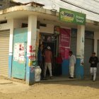 Dos sujetos entraron a la tienda de la víctima para arrebatarle dinero y productos.