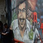 En varias paredes de la ciudad existen grafitis con dibujos con la firma de la organización criminal.