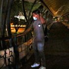 Los peatones caminan con miedo a lo largo de los extensos pasos peatonales que se observan apagados hace varios años. Algunas zonas se encuentran vandalizadas.