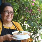 Doña Mercedes vende su encebollado acompañado con chifles y jugo de naranja a cinco dólares hace 15 años.