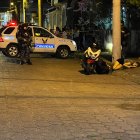 La Policía llegó hasta el lugar donde fueron asesinados una mujer y su acompañante.