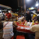 En el Puerto Principal, la 'pipol' no desaprovecha ni una oportunidad para 'jamear' de lo lindo en cualquier esquina o en algún restaurante bien puesto.