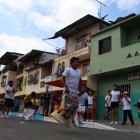 Los más pequeños del barrio representaron a los equipos en el tradicional juego de los ensacados. Ellos eran los más felices brincando hasta la meta.