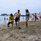 Los turistas llegaron a la Península para disfrutar del asueto. Muchos jugaron en la playa.
