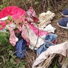 En un costal se halló ropa de niña.