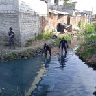 Agentes del GIR buscaron en una zanja de la vía a Daule las evidencias que habrían sido arrojadas en este canal de agua.