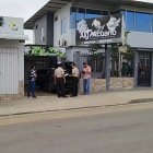 A balas no dejaron salir de una vivienda a un hombre, cuyo cuerpo quedó en el interior de un vehículo color negro.