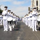 El desfile cívico-estudiantil estuvo marcado por la protección ante la COVID. Cerca de 3.000 estudiantes participaron de la celebración.