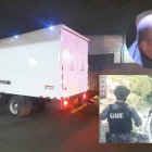 En este camión se movilizaban los sospechosos, entre ellos el detenido. Agentes del Grupo de Operaciones Especiales (GOE) llegaron al lugar donde supuestamente fueron arrojadas las armas de los uniformados atracados.