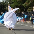 Los agasajos a la urbe porteña continuaron este lunes con desfiles. La jornada festiva cerrará con la sesión solemne municipal, en el parque Centenario.