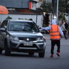 Cuando un auto sale, los cuidadores se acercan enseguida para cobrar la tarifa. Esta varía entre el dólar hasta los cinco dólares.