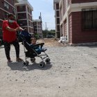 Caminar por las peatonales de los bloques de Sauces 6 se ha vuelto un dolor de cabeza para los residentes, quienes temen caer en la tierra y piedras existentes.