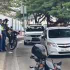 El vehículo blanco en el que se transportaba el hombre quedó con el parabrisas frontal averiado.