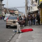 Los asesinos de Gilson Miching lo siguieron hasta matarlo. Quedó sobre la calzada.