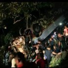 El automotor en el cual se movilizaban más de 80 pasajeros quedó volcado.