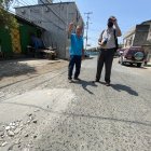 William Gorotiza y Alfaro Bazante aseguran que no soportan más tiempo con las calles dañadas. Ellos piden ayuda.