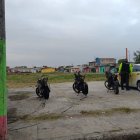 Un carro blanco que estaba cerca a las motocicletas se salvó de las llamas.