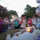 Vecinos colocaron ramos de flores, globos, encendieron velas y oraron frente a la casa de las víctimas