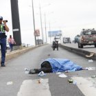 El cadáver del adulto mayor quedó tendido en la calzada.