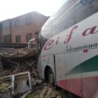 Así quedó el bus en el que se transportaba el equipo orense.