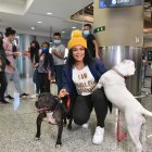 Neisi Dajomes con Katana y Tokio, sus queridas mascotas. La halterista es amante de los animales y vive feliz con sus perritas.