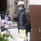 El hombre pide dinero en el centro de Quito.