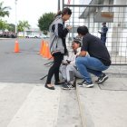 Narcisa Chilán llora desconsolada la muerte de su esposo y padre de sus hijos.