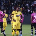 La reacción de Nixon Molina tras fallar el penal ante el arquero Moisés Ramírez fue criticada por los hinchas amarillos.