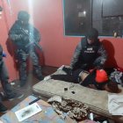 Miembros de la Policía Nacional allanaron un inmueble y detuvo a cinco sospechosos.