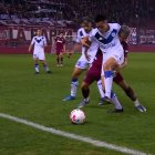 El jugador de Lanús, Mateo Sanabria, le agarró las partes íntimas al defensa de Vélez, Francisco Ortega. El árbitro revisó la jugada con VAR y lo expulsó.