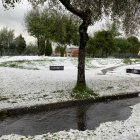 Las calles del sur de la capital se llenaron completamente de granizo.