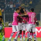 Los jugadores de Independiente del Valle felicitan a Marco Angulo tras marcar el gol del triunfo en la visita a Deportivo Táchira.