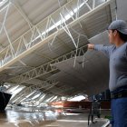 Pablo Vargas muestra los daños tras el aguacero.