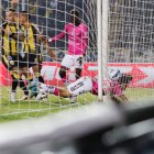 Marco Angulo terminó dentro del arco tras marcar el gol de la  victoria de Independiente del Valle en la visita a Deportivo Táchira.