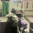 El cuerpo del hombre fue dejado en una silla del hospital.