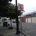 Los cables del poste (cercano a la señalética de no estacionar) fueron cortados para llevar a cabo el robo.