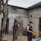 Agentes del servicio urbano acudieron a la vivienda donde ocurrió el hallazgo y acordonaron la zona para evitar que curiosos se acerquen.