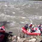 Los bomberos y policías del GOE están buscando el cuerpo de madre e hijo que cayeron al río en el sector de Río Verde de Baños