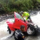 Auto cayó a un barranco en la vía Alóag - Santo Domingo