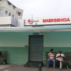 La joven madre permanece bajo cuidados intensivos, pues también tenía cortes en el cuello.