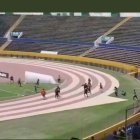 Los hinchas del Deportivo Quito invadieron la cancha del estadio Atahualpa.